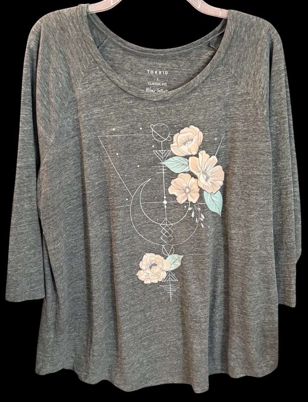 Torrid Classic Fit Gray T-Shirt with Celestial Floral Design 3/4 Sleeves Size 2X